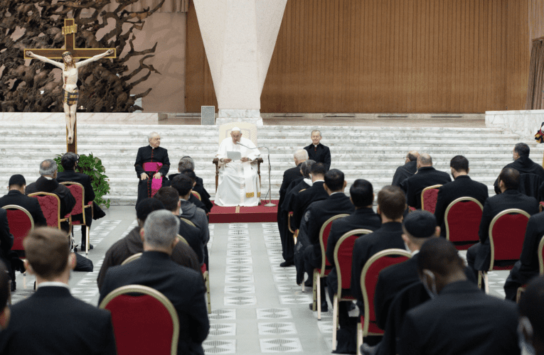 Pope to confessors: Be fathers, brothers who offer consolation, mercy
