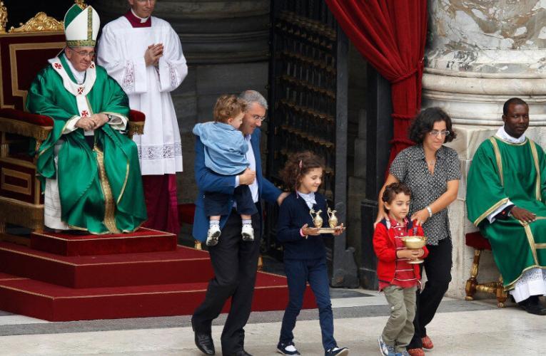 Being a catechist is a vocation, pope says in establishing formal ministry