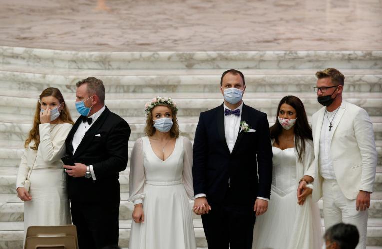 Pope dedicates June prayers for soon-to-be newlyweds
