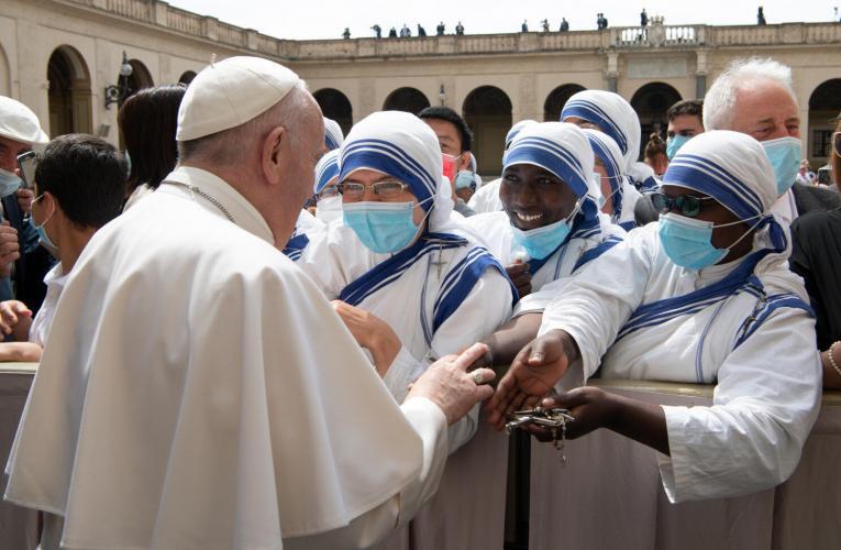 Prayer is source of strength in darkest times, pope says at audience