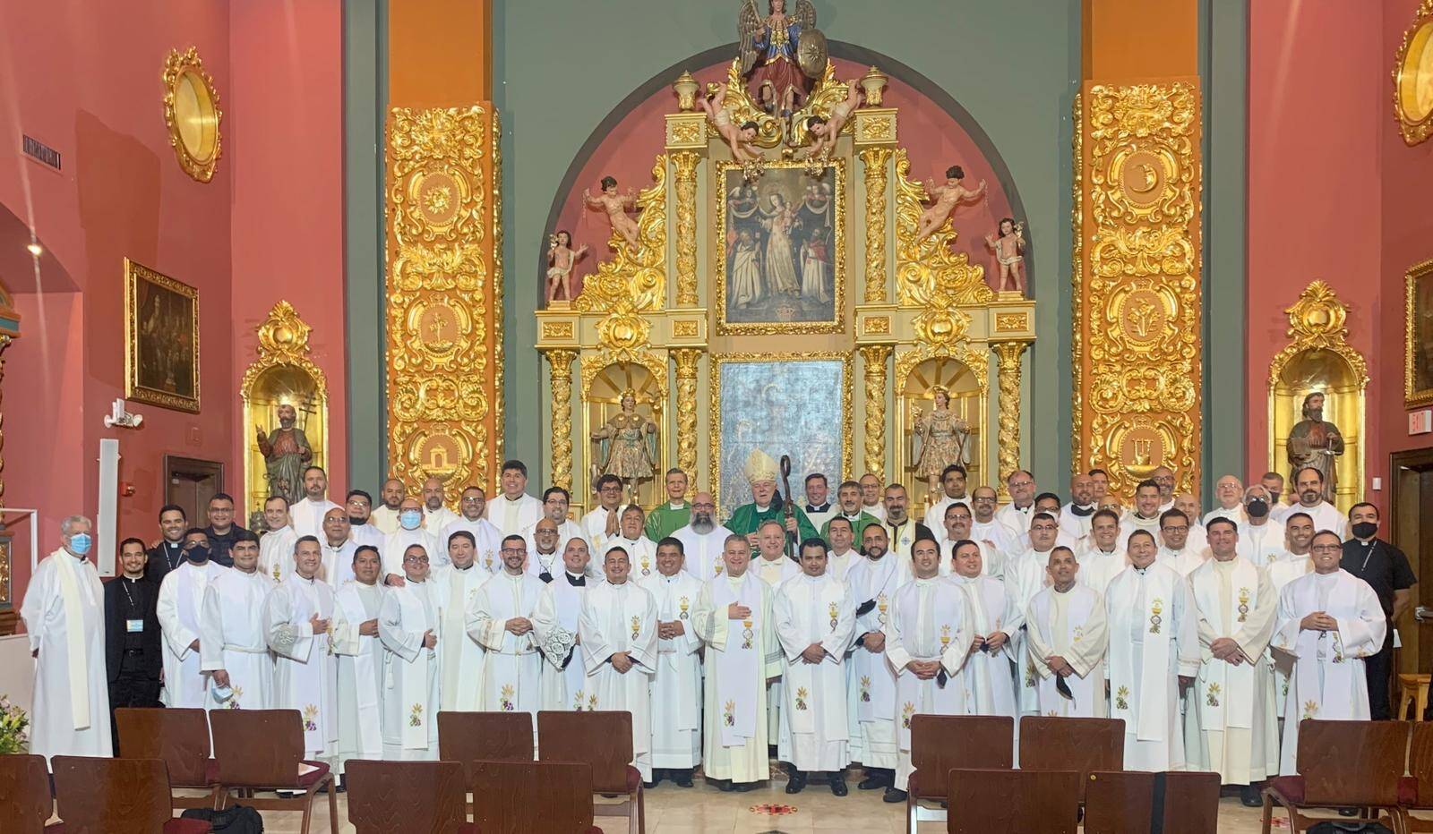 Sacerdotes participantes en la convención anual de la Asociación Nacional de Sacerdotes Hispanos con Mons. Thomas Wenski, arzobispo de Miami, Florida