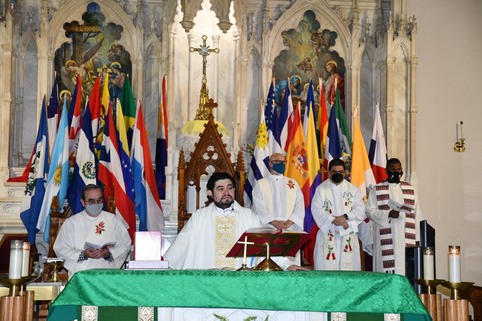 El pasado día 24 de octubre, en la jornada mundial de las Misiones, se celebró en la Parroquia de San José de Jersey City el día la Herencia Hispana y la memoria de San Antonio María Claret, en un ambiente festivo que también fue ocasión para dar gracias a Dios por los 20 años de ordenación sacerdotal del Padre Henry Ramirez Soler, Cmf .    