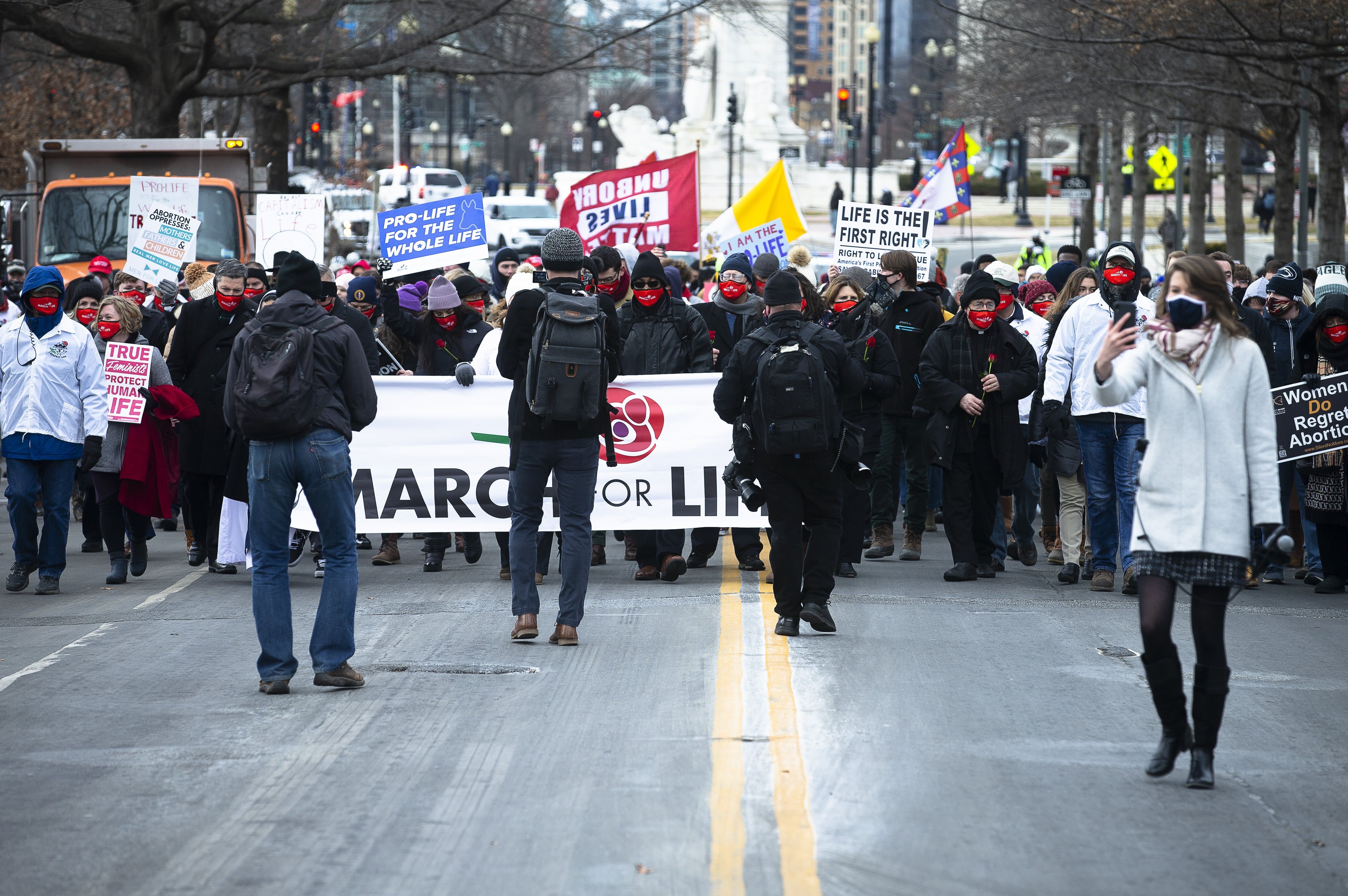 Un grupo de personas participa en la Marcha por la Vida en rumbo a la Corte Suprema de EE. UU. en Washington el 29 de enero de 2021, en medio de la pandemia de coronavirus. (Foto CNS/Tyler Orsburn)