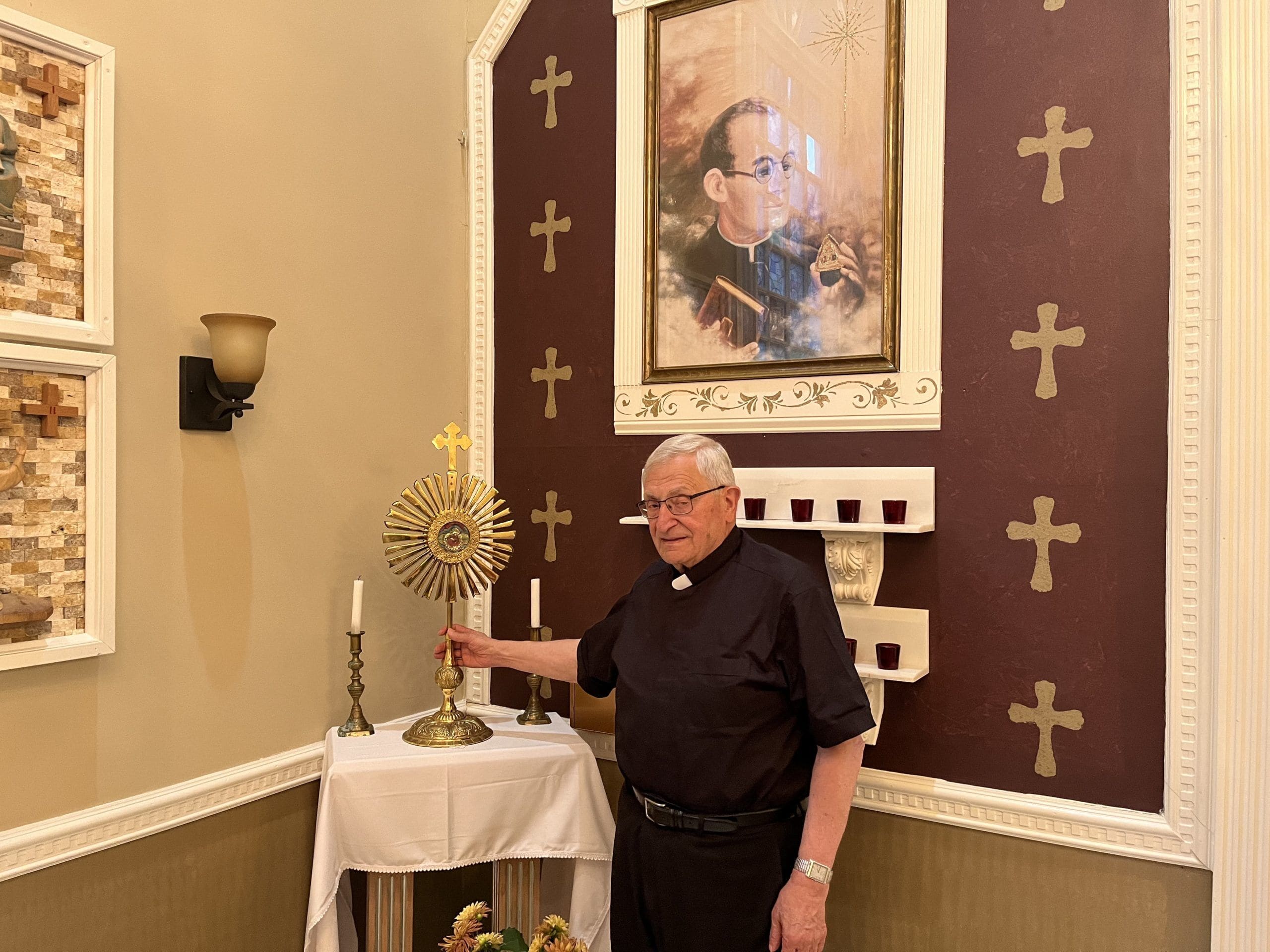 Padre Louis Caputo,S.D.V. junto a las reliquias de San Justino en la residencia de los Vocacionistas. (Photo/Marco Guerrero for the Archdiocese of Newark)