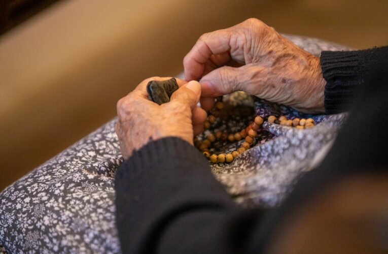 Praying the rosary can ‘stir up and deepen our love for God,’ priest says