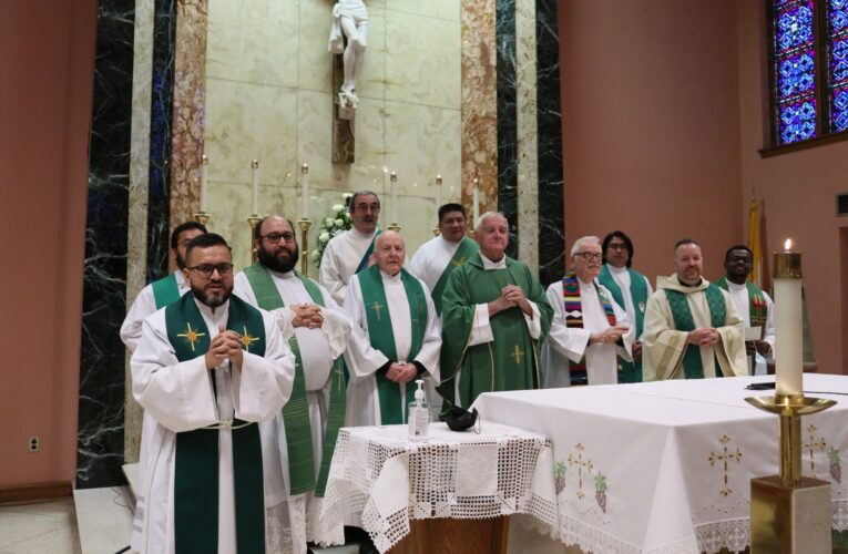 La parroquia de Most Holy Name en Garfield despide a su párroco, Mons. William Reilly