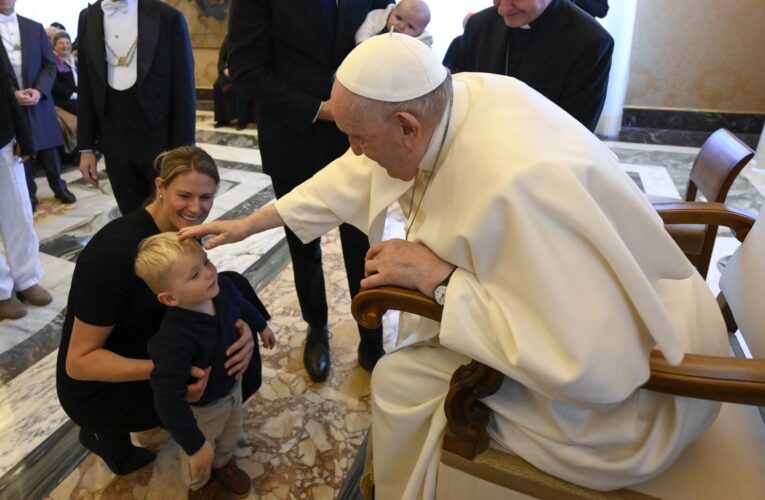 Defense of human life requires dialogue with technology, pope says