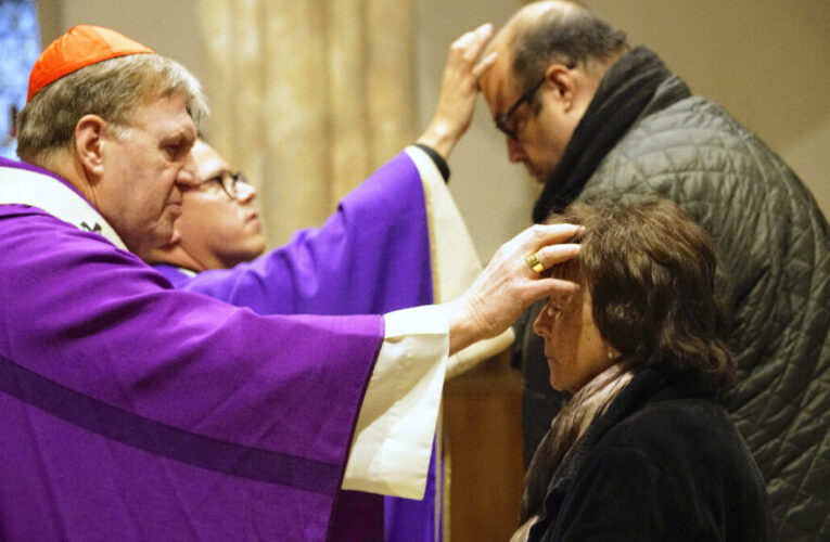 El cardenal Tobin distribuye cenizas a cientos de personas durante dos misas de Newark