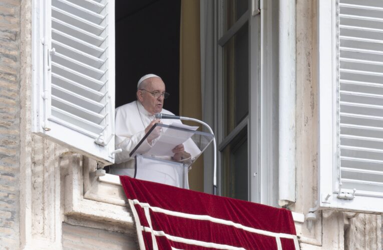 Jesus renews life, hope even when all seems lost, pope says