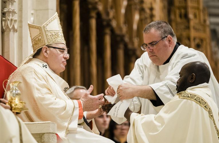Priests revive traditional gifts of cloth to mothers (Ordination 2023)
