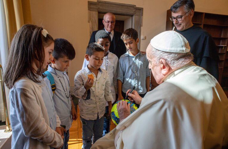 Pope writes to children about mission, invites them to Vatican in November