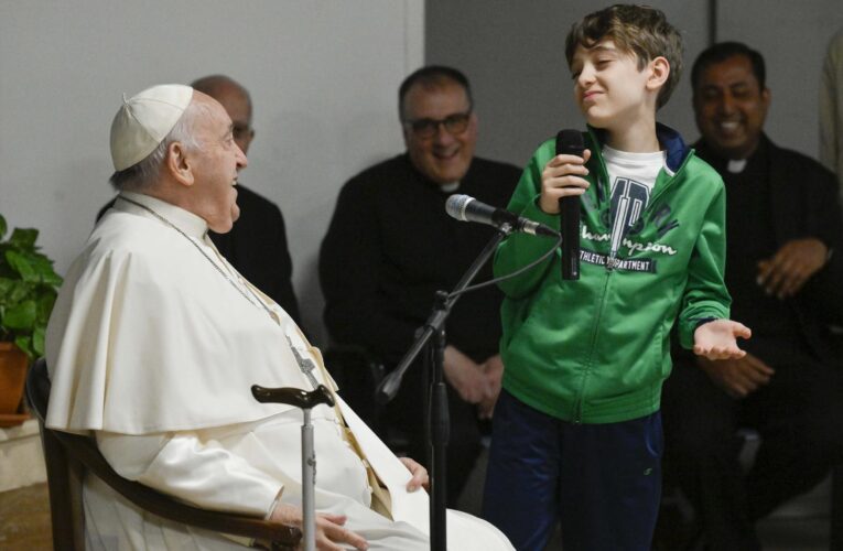 Pope turns Rome catechism class into ‘school of prayer’