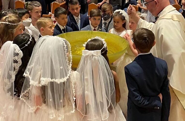 Niños desfavorecidos vestidos para su Primera Comunión gracias a la bondad de los demás.