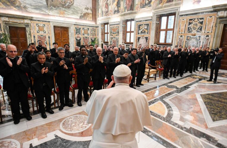 Adoration anchors one’s life in Jesus, pope says