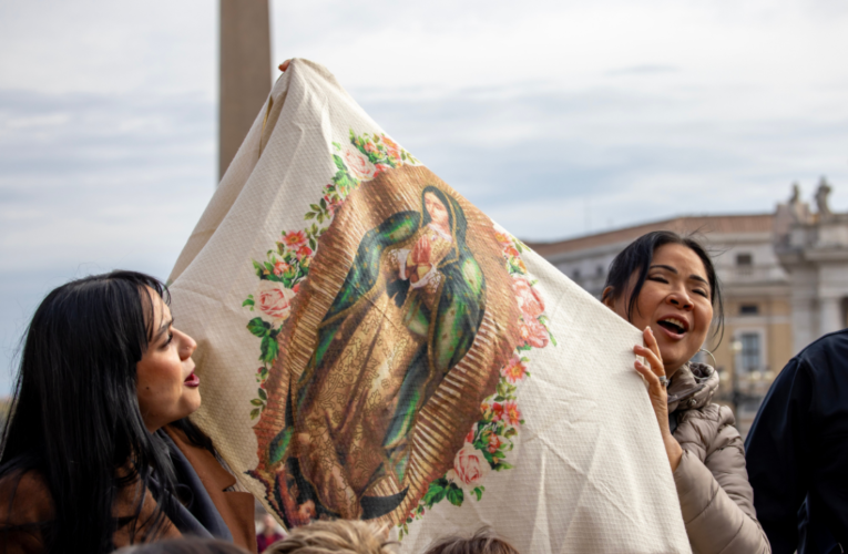 La devoción a María nos lleva a Jesús y a ayudar a los demás, dice el Papa