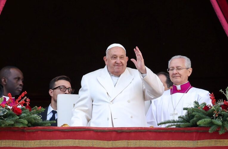 Pope urges war-torn world to walk through door of peace on Christmas