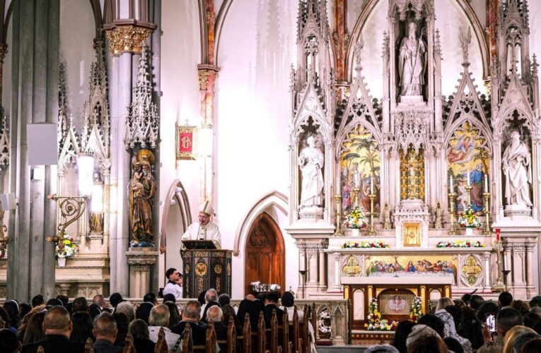 Casi 1,000 católicos asisten a la celebración del 125.º aniversario de la iglesia de Elizabeth
