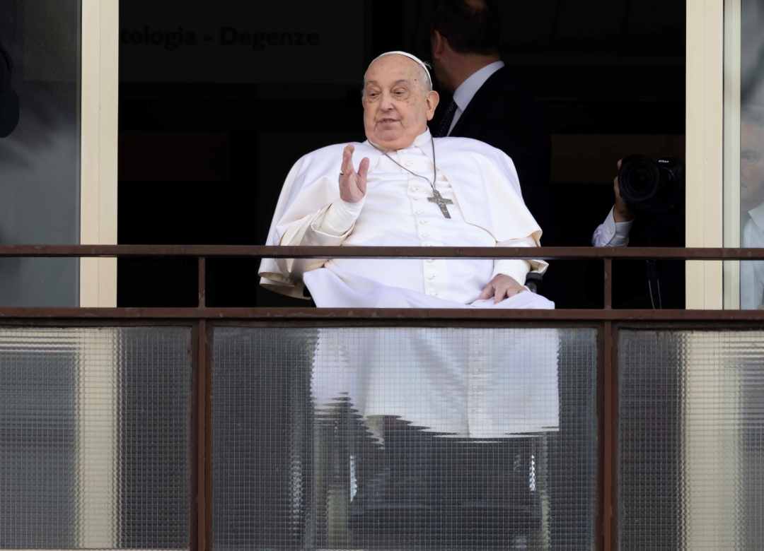 Pope appears at hospital window before return to Vatican