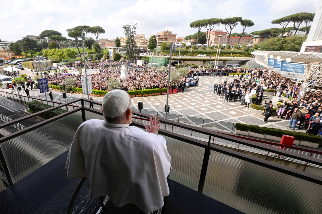 Pope appears at window of hospital before release