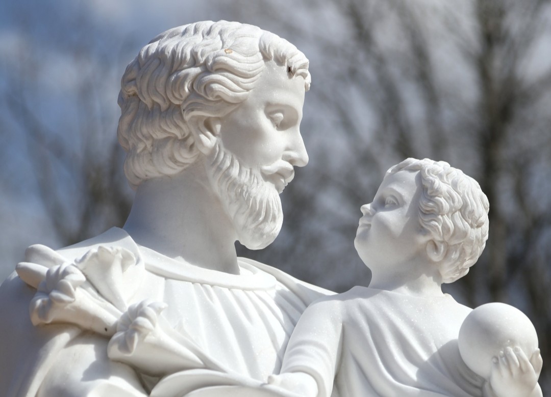 Statue of St. Joseph holding the child Jesus