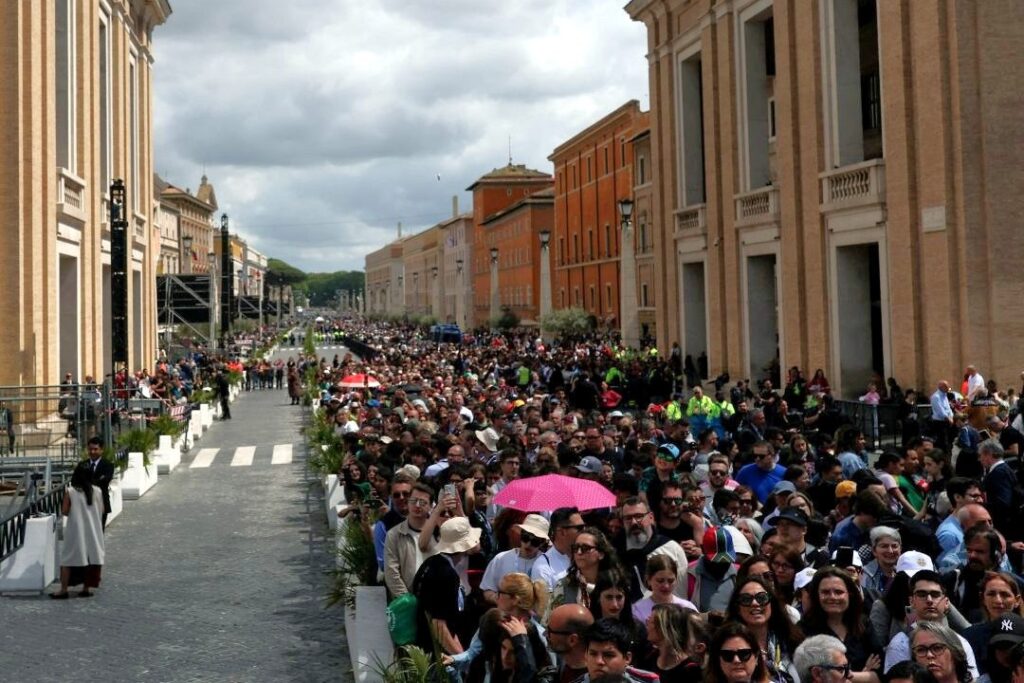 Crowds line up in Rome to view the body of Pope Francis