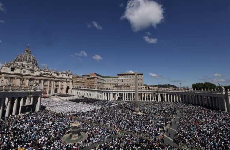 Hundreds of thousand say goodbye to “a pope among the people”