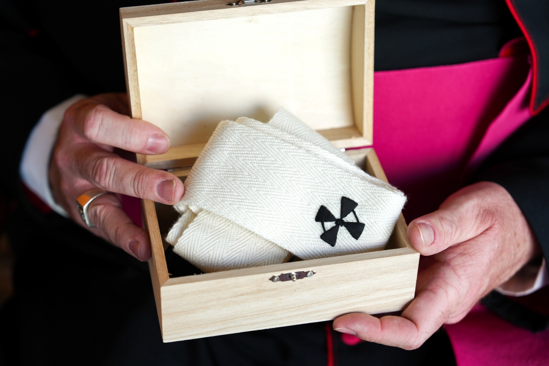 Archbishop Henning shows pallium
