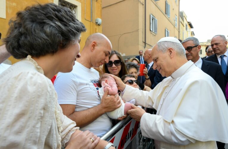 Burn with ‘fire’ of God’s love, pope says at Mass and lunch with the poor