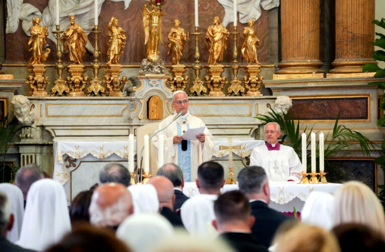 Praying for peace, Pope encourages people to look to Mary with hope