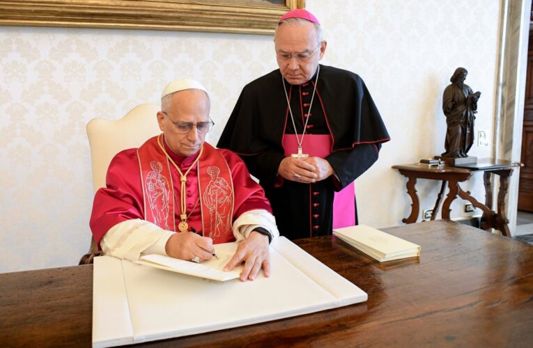 No se puede servir a Dios y al dinero, afirma el Papa el día que firma documento sobre la pobreza