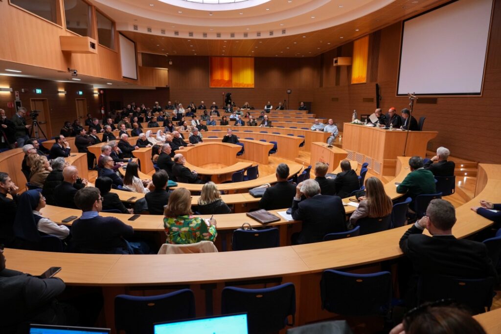 DMT - News conference full room