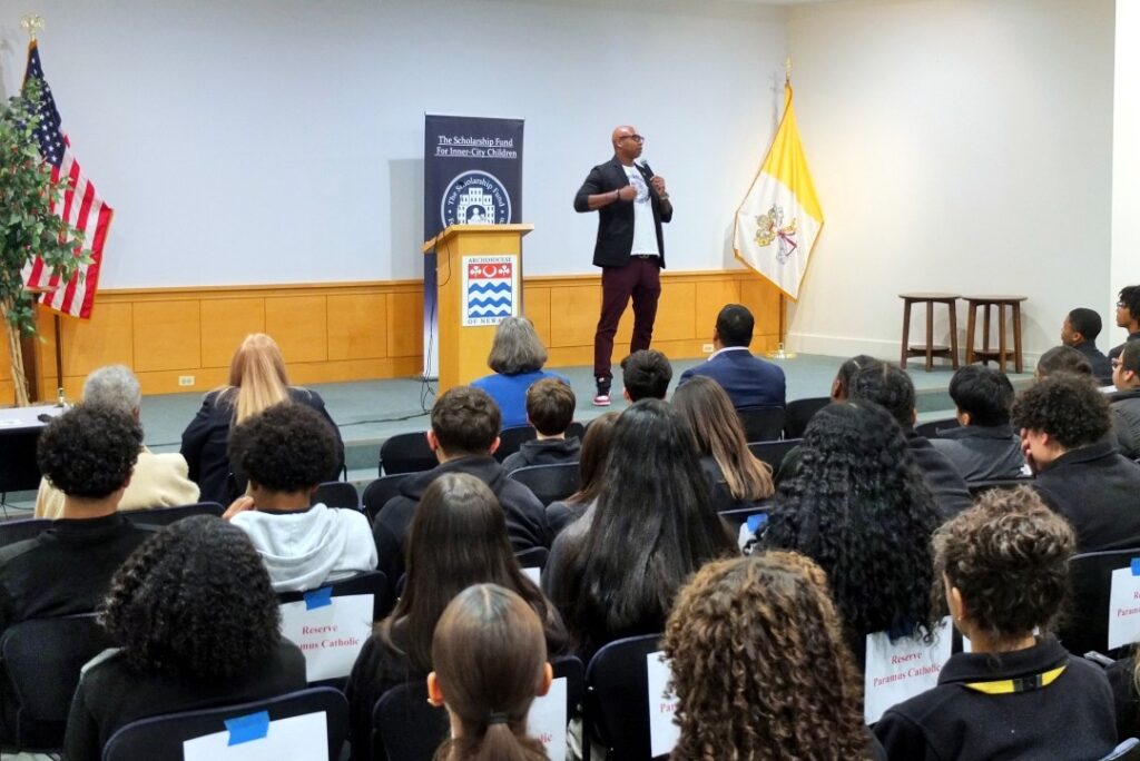 Cullen Jones speaks to scholarship students
