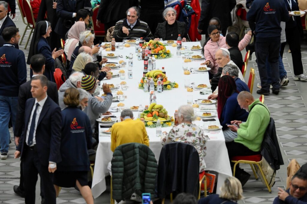 Pope at lunch for Jubilee of the Poor