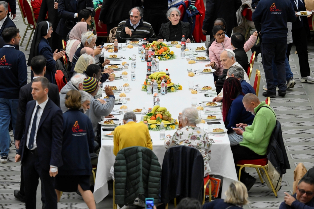 Pope at lunch for Jubilee of the Poor