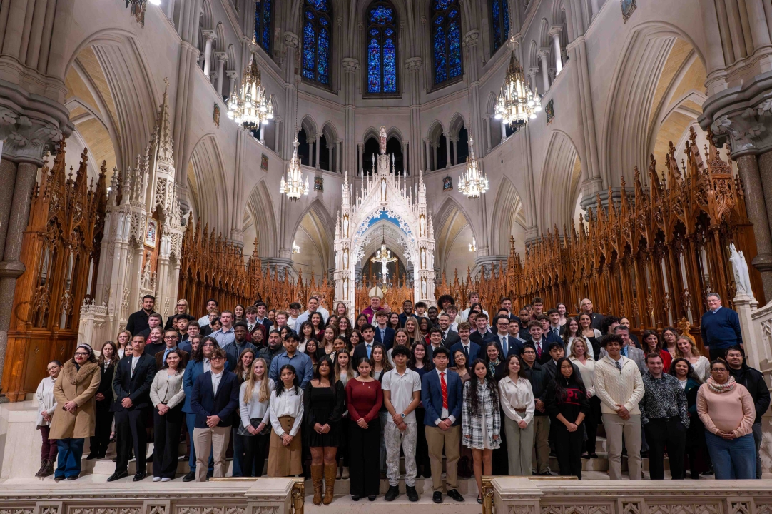 Youth gathered at altar Jubilee for Youth