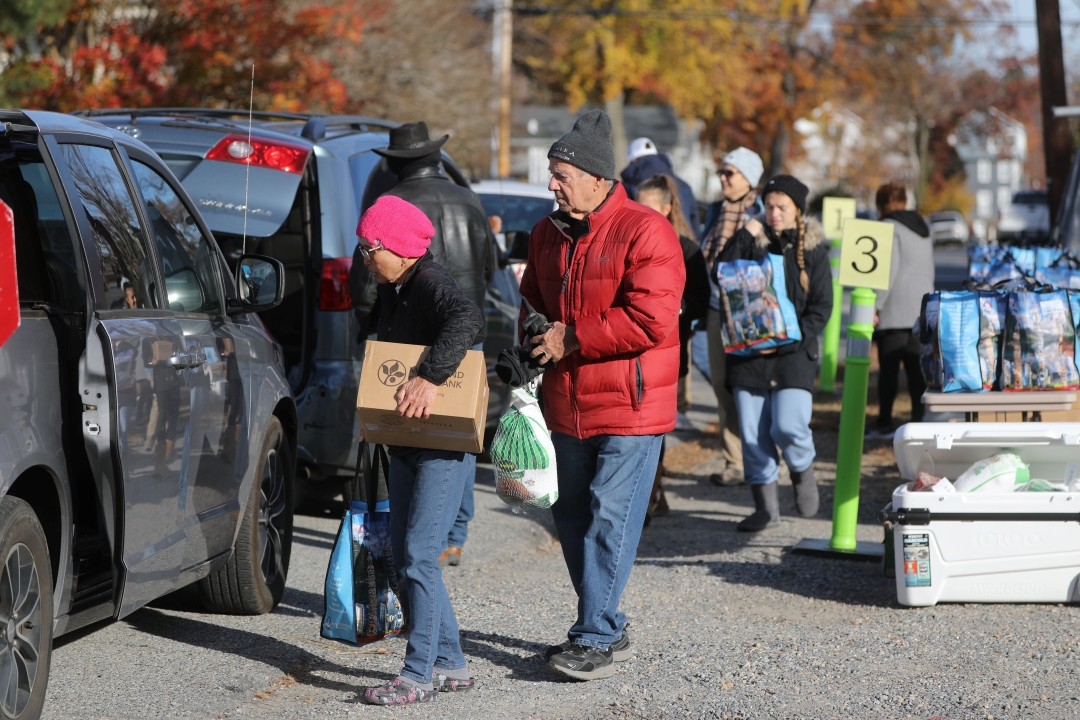 Wisconsin volunteers help deliver food for Thanksgiving