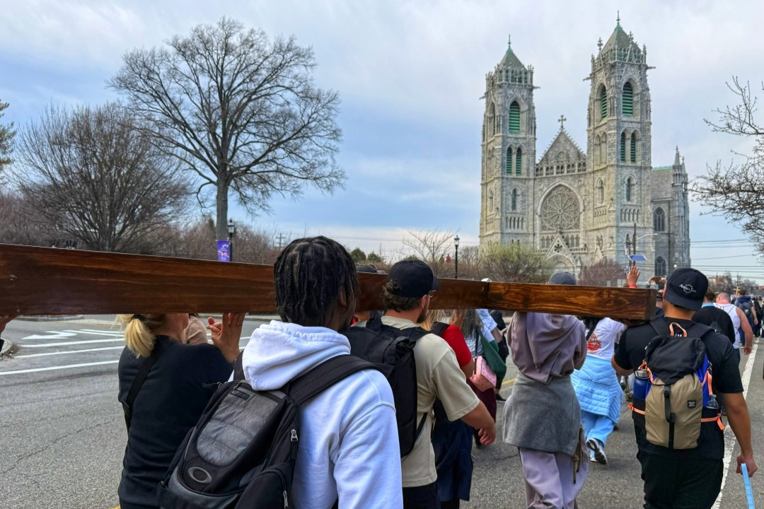 10MJ26 - Pilgrims near cathedral carrying wooden cross