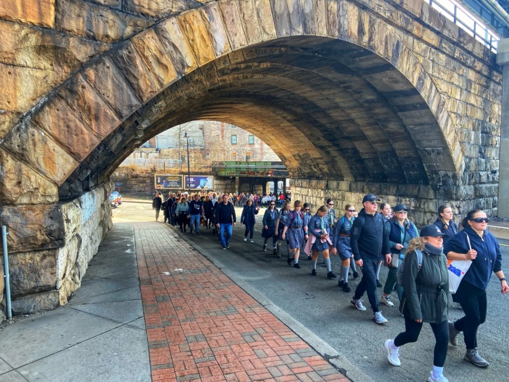 10MJ26 - Procession under bridge