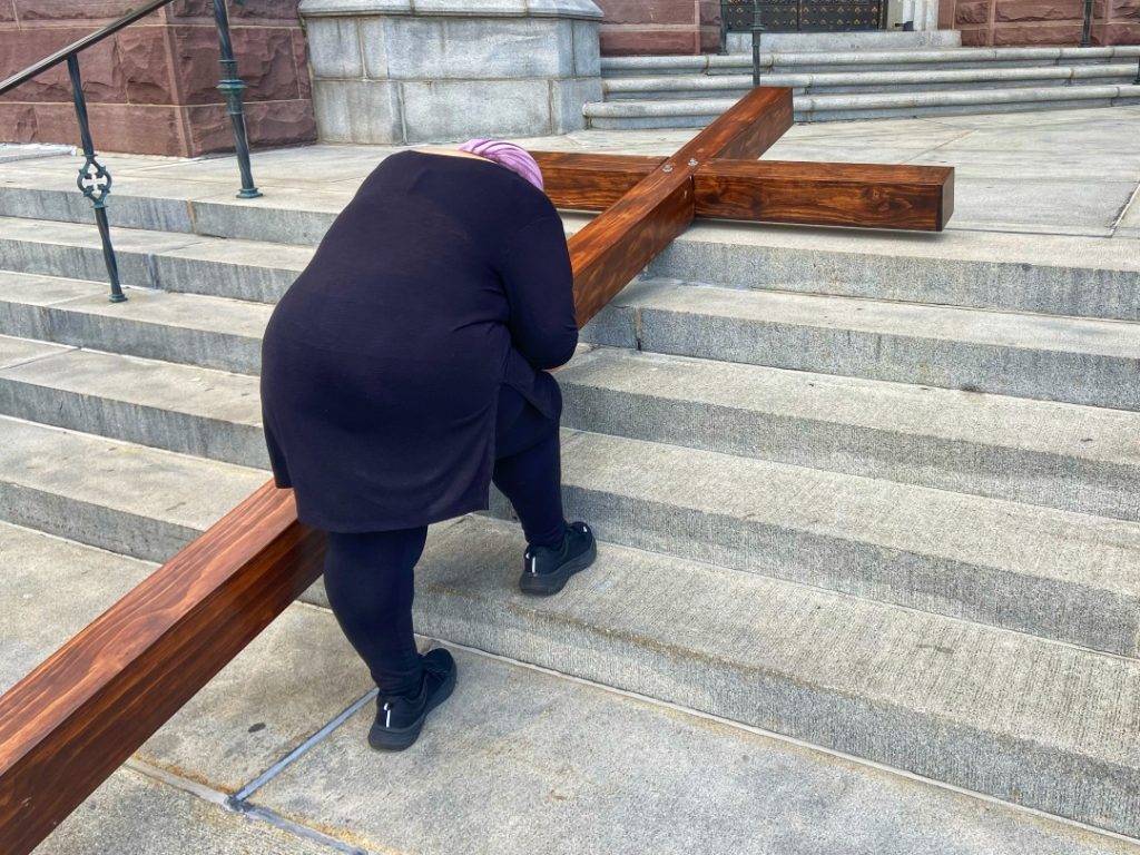 10MJ26 - Woman kisses cross