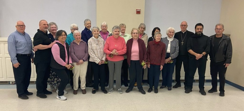 FSJM - Sisters and women pose with clergy