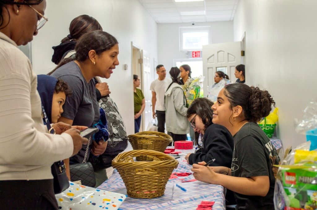 MHEG26 - Helping at table