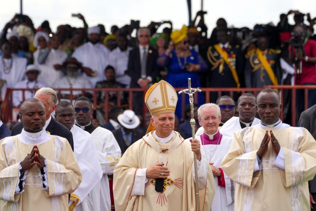 PMC - Pope in procession during Mass in Cameroon