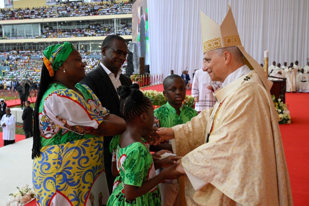 PTEG - Pope Leo XIV greets a family as he celebrates the final Mass
