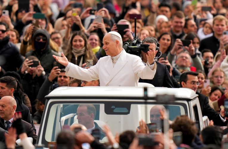 Pope greets crowds 04-01-26