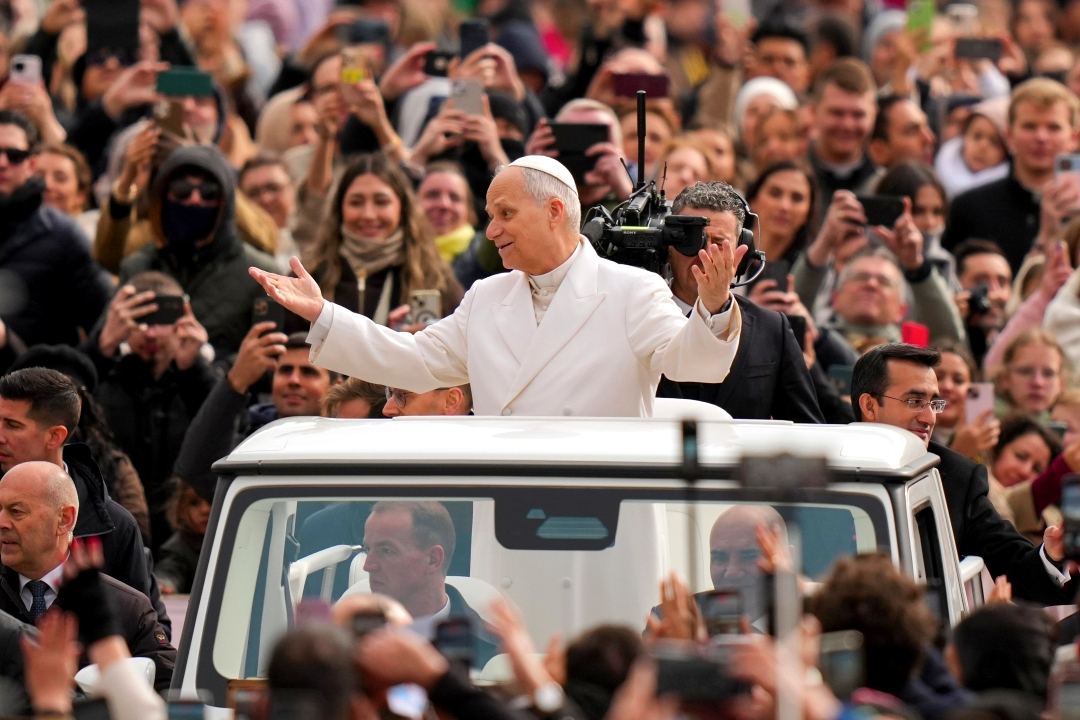 Pope greets crowds 04-01-26