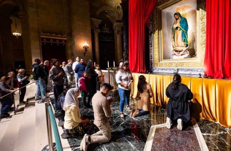 AMS - Pilgrims pray at Madre Peregrina statue during tour stop in Minnesotta