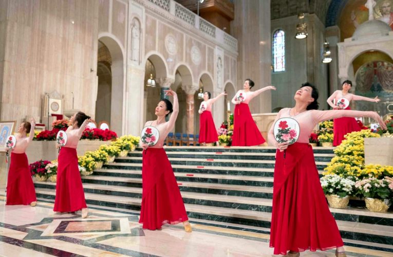 Chinese-dancers-from-Newark_Asian-and-Pacific-Island-Marian-Pilgrimage - 1080