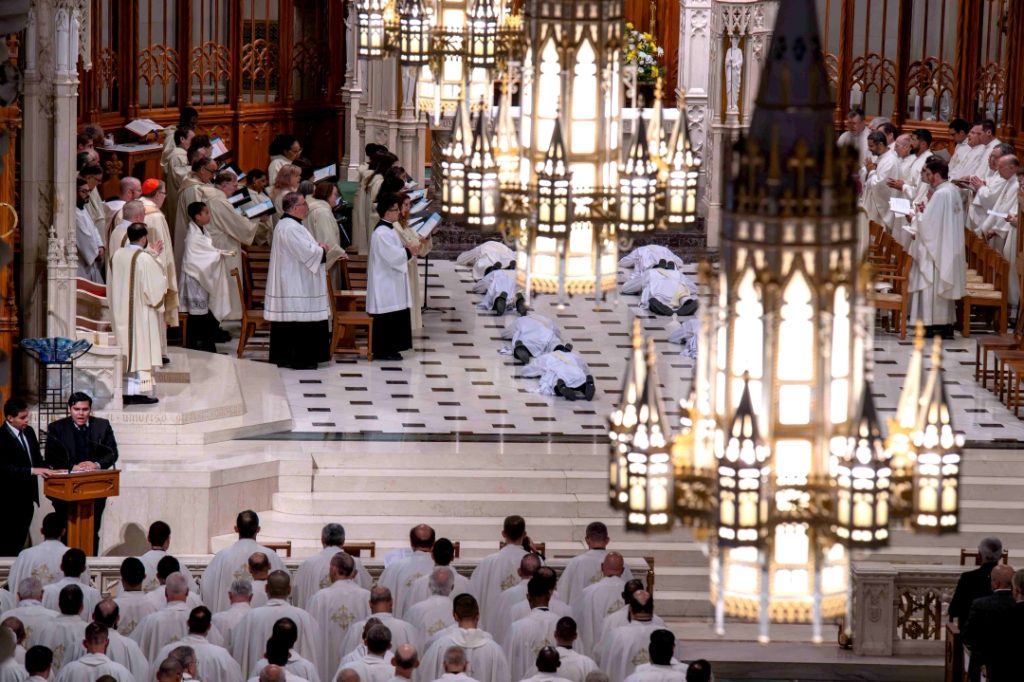 OP26 - Ordinandi prostrate altar