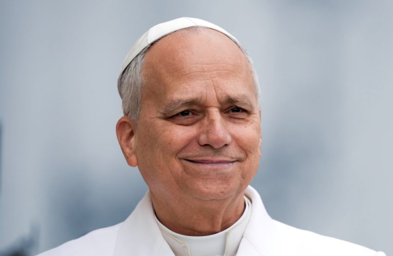 PL1A - Pope Leo portrait smiling