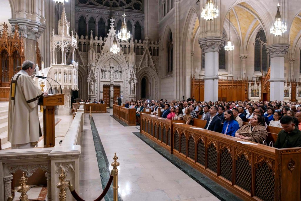 Formacion Mass - Deacon Asterio addresses congregation